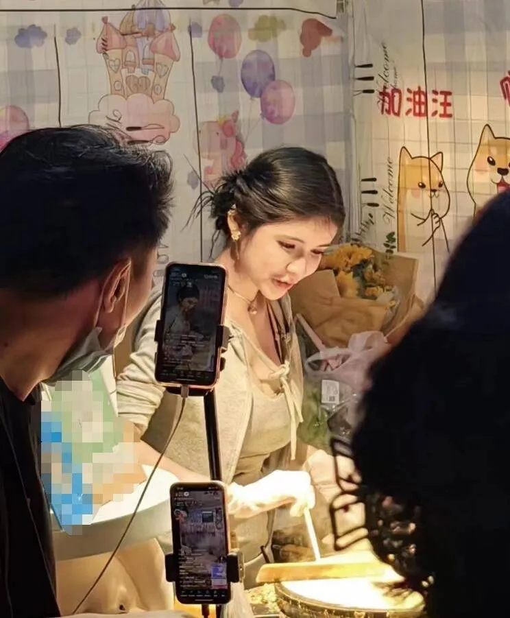 网红狗头萝莉穿着火辣摆摊，被转1分钱羞辱-11