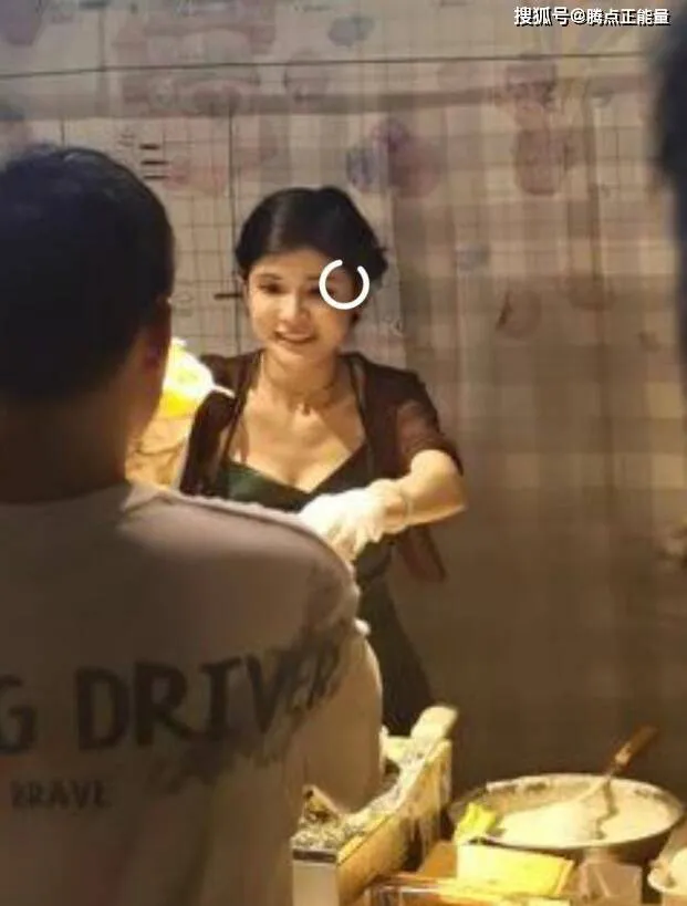 网红狗头萝莉穿着火辣摆摊，被转1分钱羞辱-6