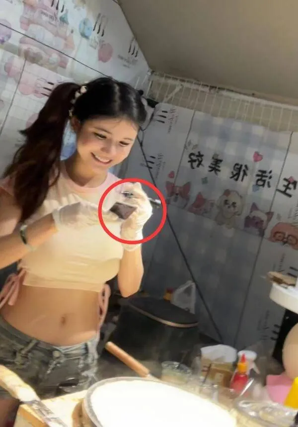 网红狗头萝莉穿着火辣摆摊，被转1分钱羞辱-8