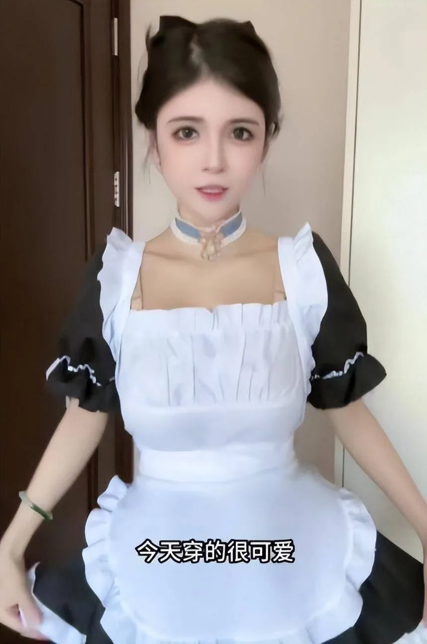 网红狗头萝莉穿着火辣摆摊，被转1分钱羞辱-2