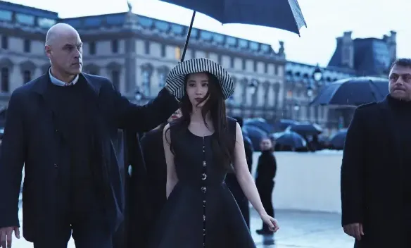 刘亦菲雨中现身巴黎时装周看秀